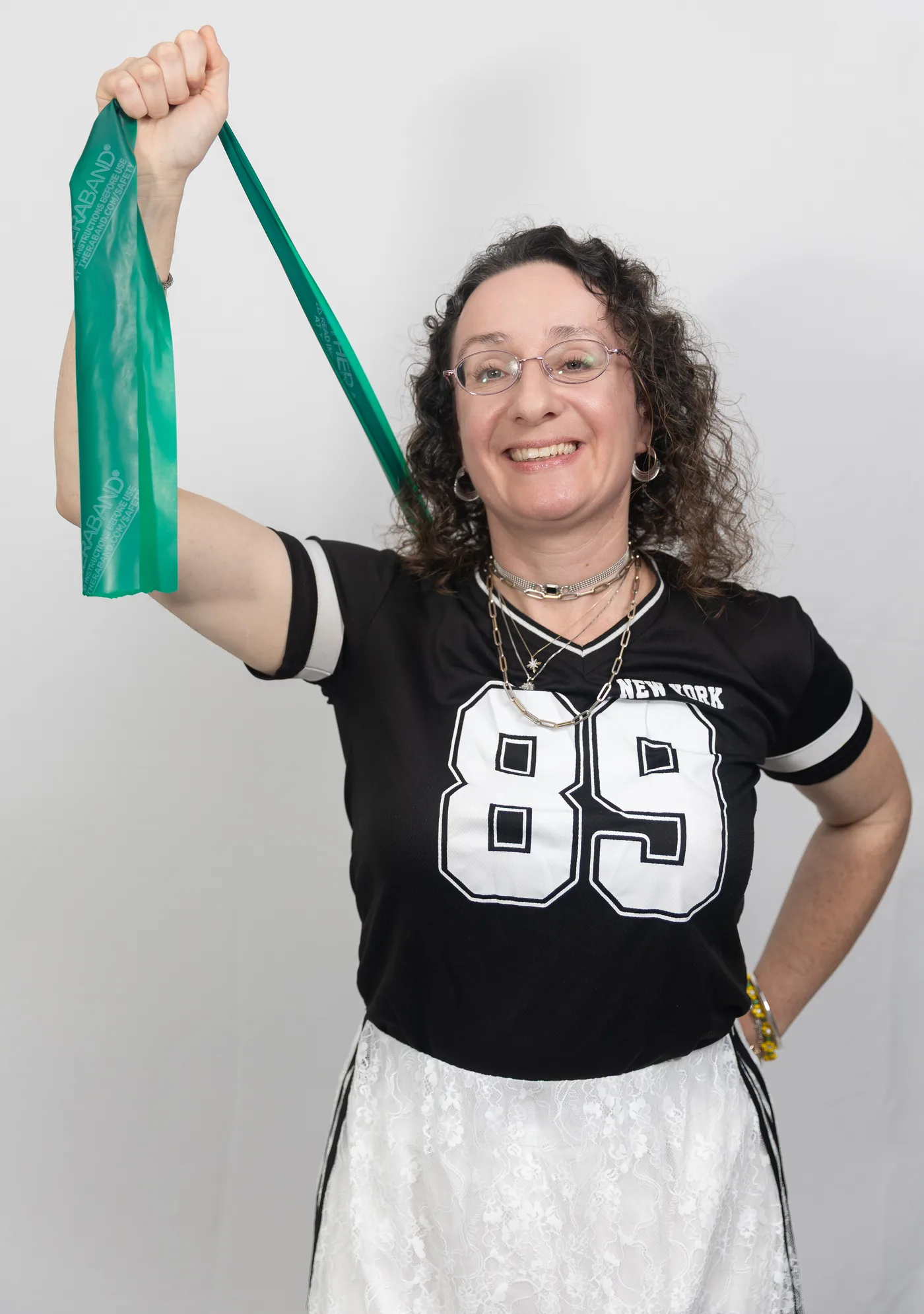 נטע קרם מחייכת עם גומיית תרגול