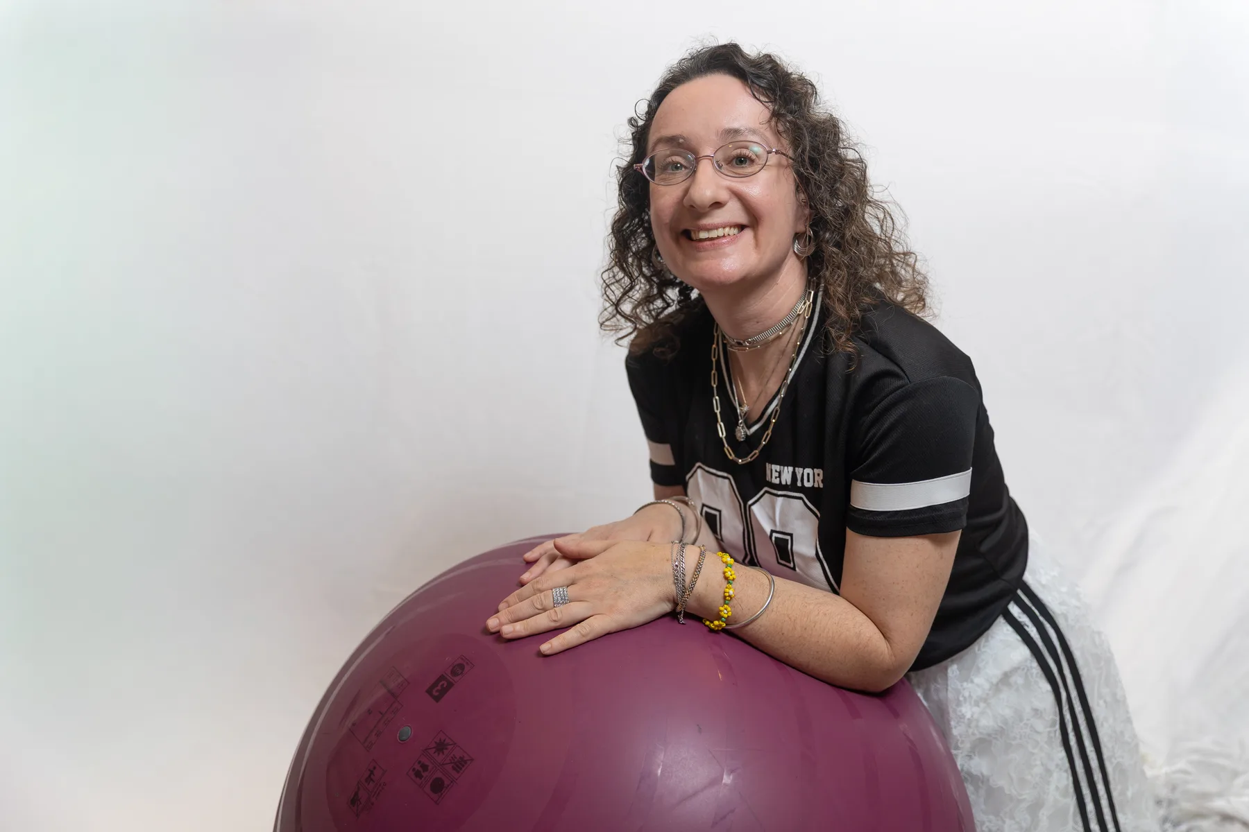 נטע קרם, פיזיותרפיסטית, עם כדור פיזיותרפיה